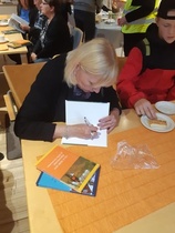 Taiteiden yö 15.8.2019 Ulla-Mari Kivi signeeraa kirjojaan
Kuva Jaana Voutilainen